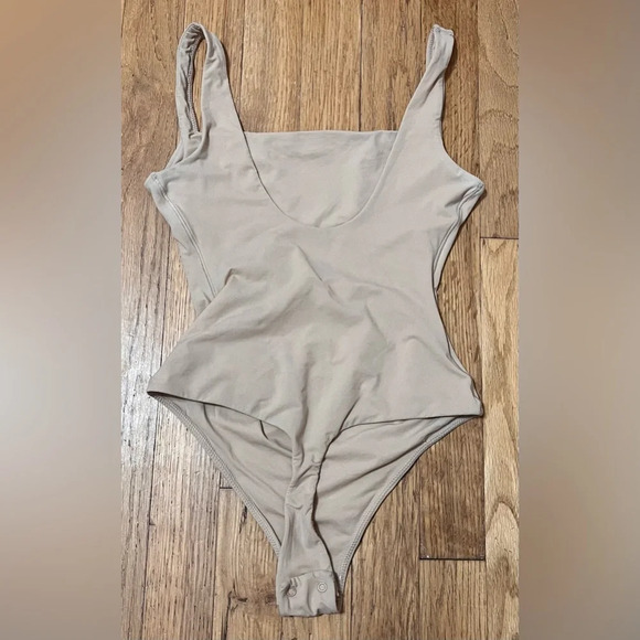 SKIMS FITS EVERYBODY SQUARE NECK BODYSUIT IN CLAY - Picture 7 of 7